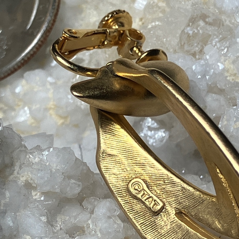 TAT Matte Gold Tone Chunky Runway Signed Statement Earrings Screwback Clip-On - Picture 6 of 6